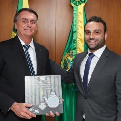 Presidente Jair Bolsonaro recebe livro sobre o Sesquicentenário de Campo Largo